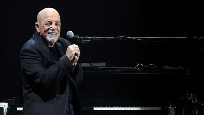 The Piano Man cancels his tour for his own health