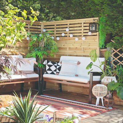 Easily clean bird poo of garden furniture and make it look like new with this simple 2-ingredient store cupboard mix