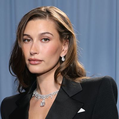 Are we all using setting powder wrong? Hailey Bieber's make-up artist certainly thinks so