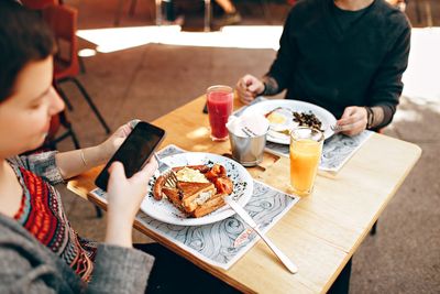 11 Eating Behaviors That Psychologists Link to Control Issues in Couples