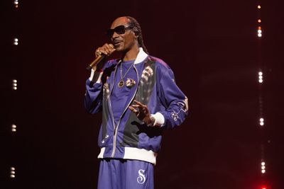 Snoop Dogg says 'adversity is like the gym for your soul' and offers 3 pieces of advice for USC business school grads
