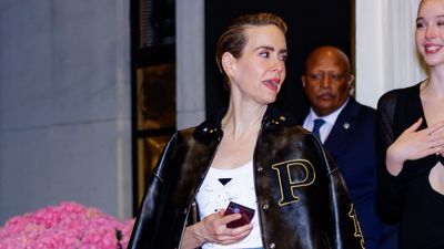 Turn up barrel leg jeans? Sarah Paulson ticked two of our favourite denim trends off the list in one go