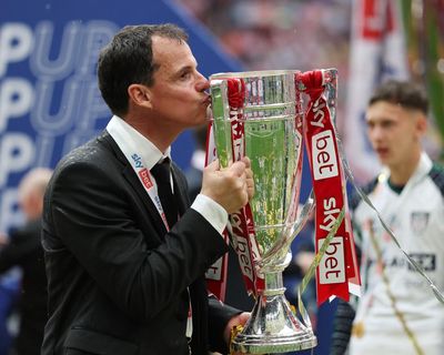 Le Bris hails Sunderland’s character in playoff triumph as Wilder questions VAR