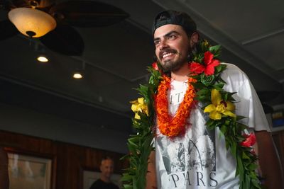He quit his job to set sail from Oregon with his cat. They were greeted by cheering fans in Hawaii