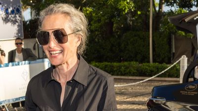 If you're going to wear black in summer, Andie MacDowell's pulled-together outfit is the way to do it