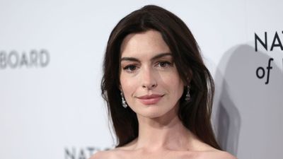 Anne Hathaway breaks a cardinal color rule with her living room seating – but the rebellious mix is the most stylish twist I've ever seen