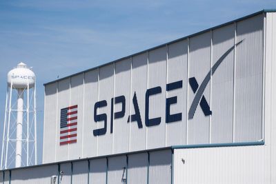 What happened when the SpaceX Dragon vessel re-entered the atmosphere?