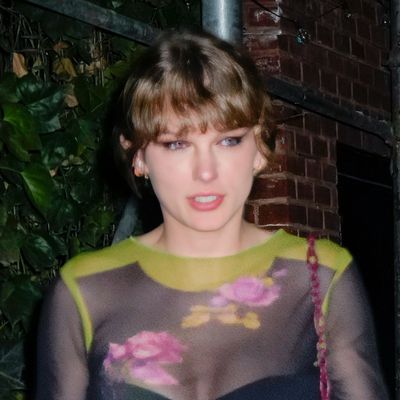 Taylor Swift Cinches the Belted Bag Trend for a Cozy Dinner Date With Travis Kelce