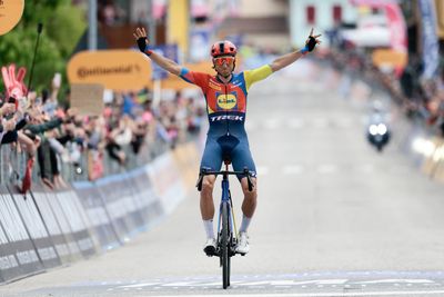 Carlos Verona solos to victory on stage 15 of the Giro d'Italia as Primož Roglič loses time