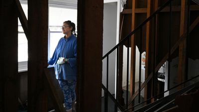 'Rotten, dirty' smell lingers as flood victims clean up