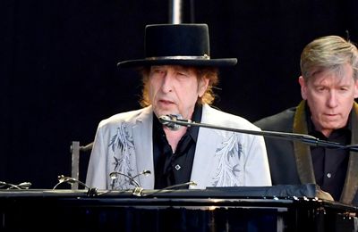 Bob Dylan joined by Billy Strings for cover of All Along The Watchtower