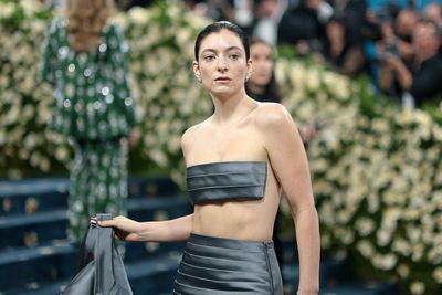 Watch: Lorde secretly gatecrashes her own fan event in Sydney