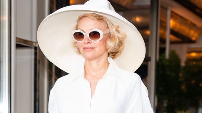 Pamela Anderson evokes old-school Hollywood glamour in a head-to-toe white outfit, and it's so easy to recreate for summer