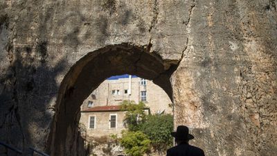 No, Israel isn't planning to take over a French holy site