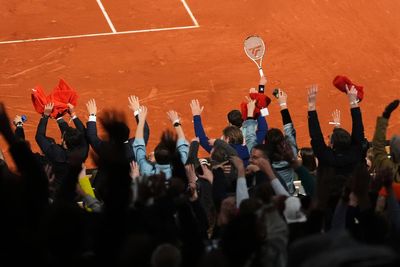 Opponents of home players at French Open deal with insults, whistling and even gum