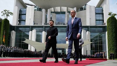 Germany agrees €5bn in aid to Ukraine and joint production of long-range weapons