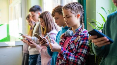 “Young people need clear rules to thrive” - 4 mums discuss how they’ve reduced or banned their children’s smartphone access