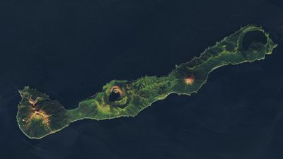 Quadruple volcanoes on secret Soviet military base linked to climate-altering eruption 200 years ago — Earth from space