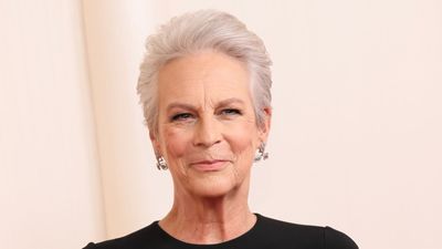 This archival photo of Jamie Lee Curtis shows how to easily upgrade a basic corner using nothing but a table and a sculptural vase