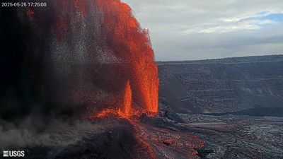 Watch mesmerizing 1,000-foot-tall lava fountains: Kilauea volcano erupting in ways not seen for 40 years