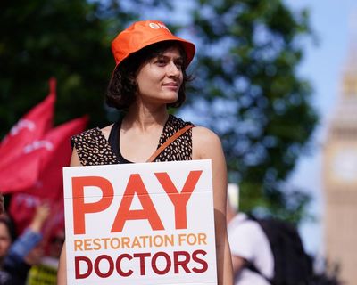 Health secretary urges no strikes as ballot of junior doctors begins