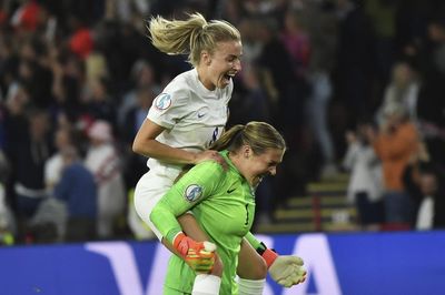 Williamson ‘devastated’ by Earps’ England exit but Wiegman quiet on talks