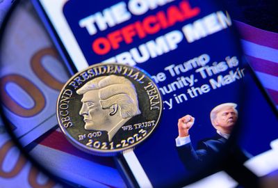 Dems press Trump on "crypto con" dinner