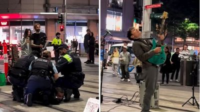 “The cops saved the show”: Busker nails a Brian May solo as officers take down a suspect behind him – and he doesn’t miss a note