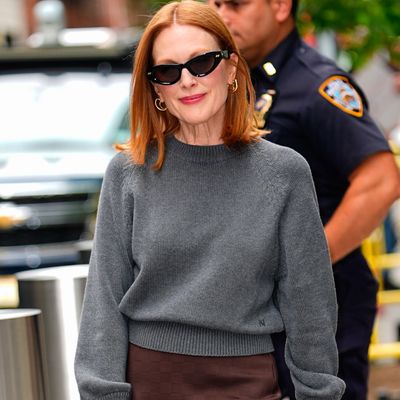 Julianne Moore Stacks $6,900-Worth of Woven Bottega Veneta Accessories Into a Single Anti-'Sirens' Outfit