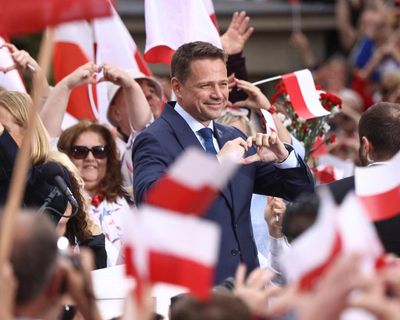 Polish presidential candidates neck and neck on eve of runoff vote