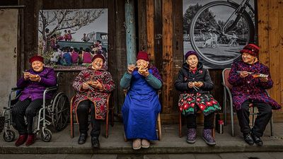 Adorable grandmas sharing spring rolls take top prize at World Food Photography Awards