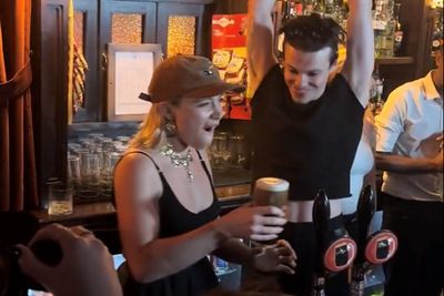 Watch Florence Pugh and Yungblud pour pints for customers at London pub