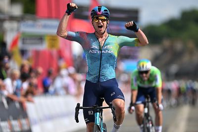 Boucles de la Mayenne: Aaron Gate outpowers Pierre Latour to clinch stage and move into overall lead