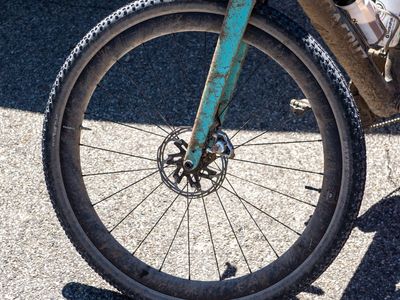 Why did Keegan Swenson's wheels have two valves each at Unbound Gravel?