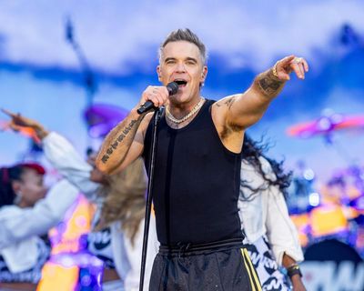 Robbie Williams review – dazzling superstar glow from the ‘King of Entertainment’