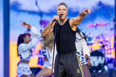 Robbie Williams’s first Britpop show in Edinburgh veers from electrified showmanship to plain awful