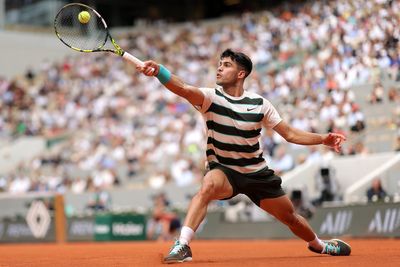 Carlos Alcaraz vs Ben Shelton LIVE: French Open scores after Iga Swiatek battles through