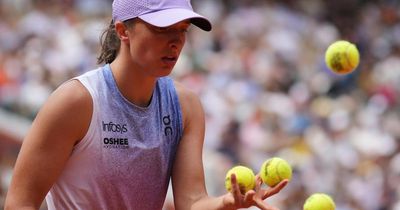 Iga Swiatek battles back to extend winning French Open run to 25 matches