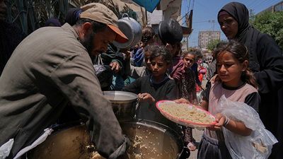 Queues for food grow in Gaza amid spiralling hunger