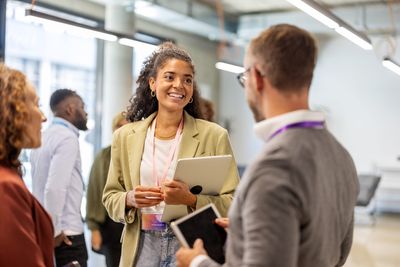 The 3 best ways new college graduates can expand their professional networks, according to a LinkedIn career expert