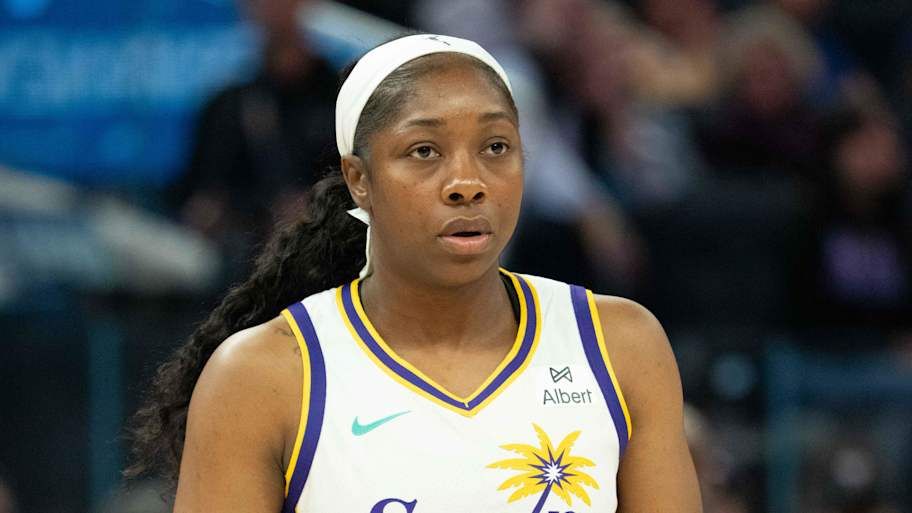Sports Illustrated - Injury-Ravaged Fever Sign Guard…
