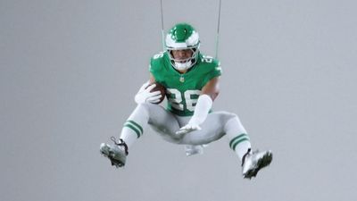 How Saquon Barkley Recreated Iconic Backwards Hurdle for ‘Madden’ Cover