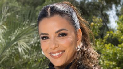 Eva Longoria's white straight-leg jeans, navy blazer and tote bag is the perfect travel outfit formula