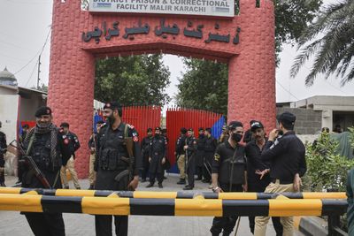 Earthquake sparks escape of 216 inmates from Pakistan prison