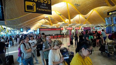 Exclusive: EU countries to mull cabin baggage charges, longer air delays before compensation