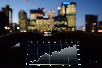 Blue chips edge higher amid gains on Wall Street