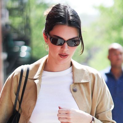 Kendall Jenner Copies Early-Aughts Mary-Kate Olsen in The Row Flip-Flops and Jeans