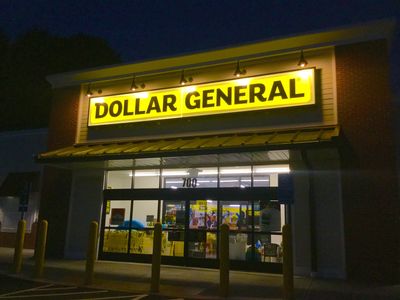 Dollar General Sees 5.3% Spike as US Shoppers Flock to Discounts Amid Tariff Pressures