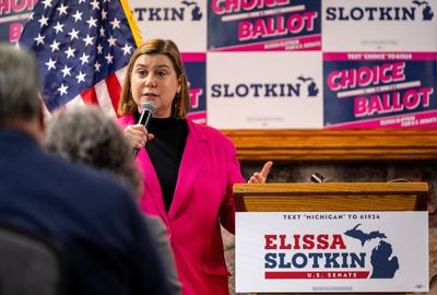Billionaires back a centrist "movement"