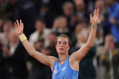 French Open star Lois Boisson told she ‘smells really bad’ by Britain’s Harriet Dart